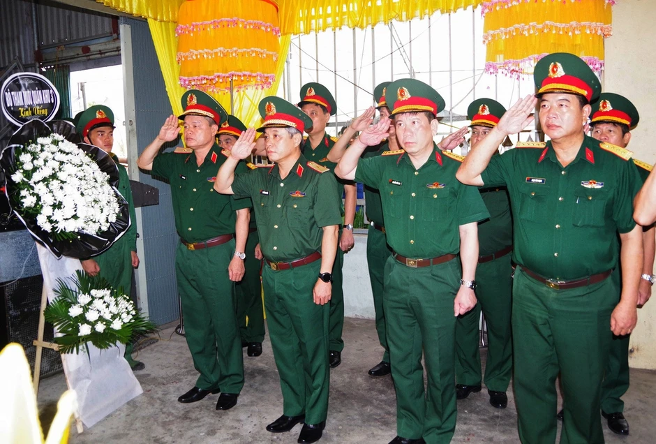 Quân khu 3 trao Huân chương cho thân nhân chiến sĩ hy sinh khi cứu đồng đội Quân khu 3 trao Huân chương cho thân nhân chiến sĩ hy sinh khi cứu đồng đội