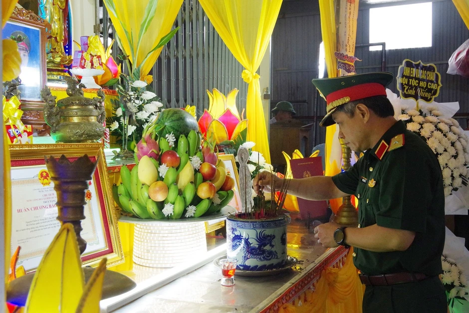 Quân khu 3 trao Huân chương cho thân nhân chiến sĩ hy sinh khi cứu đồng đội Quân khu 3 trao Huân chương cho thân nhân chiến sĩ hy sinh khi cứu đồng đội