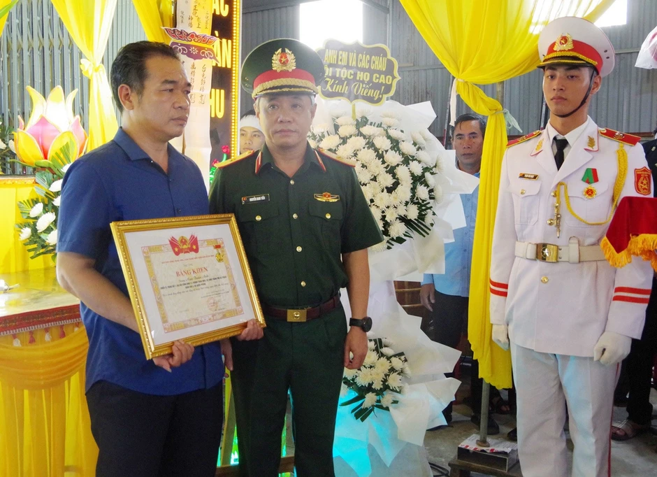 Quân khu 3 trao Huân chương cho thân nhân chiến sĩ hy sinh khi cứu đồng đội Quân khu 3 trao Huân chương cho thân nhân chiến sĩ hy sinh khi cứu đồng đội