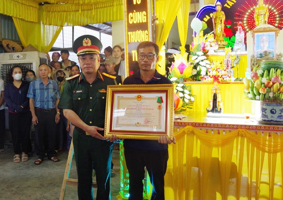 Quân khu 3 trao Huân chương cho thân nhân chiến sĩ hy sinh khi cứu đồng đội Quân khu 3 trao Huân chương cho thân nhân chiến sĩ hy sinh khi cứu đồng đội