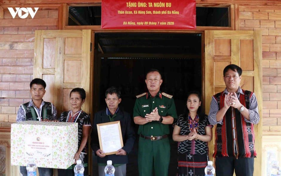 Quân khu 5 trao nhà tình nghĩa tặng gia đình chính sách tại xã biên giới Hùng Sơn Quân khu 5 trao nhà tình nghĩa tặng gia đình chính sách tại xã biên giới Hùng Sơn