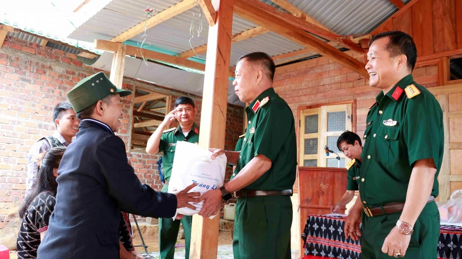 Quân khu 5 trao nhà tình nghĩa tặng gia đình chính sách tại xã biên giới Hùng Sơn Quân khu 5 trao nhà tình nghĩa tặng gia đình chính sách tại xã biên giới Hùng Sơn