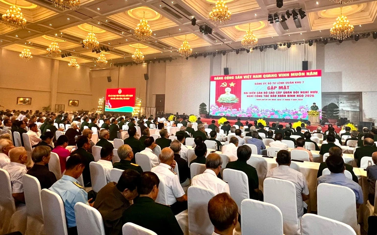 Quân khu 7 gặp mặt đầu Xuân 1.200 đại biểu cán bộ cao cấp đang nghỉ hưu, nghỉ công tác Quân khu 7 gặp mặt đầu Xuân 1.200 đại biểu cán bộ cao cấp đang nghỉ hưu, nghỉ công tác