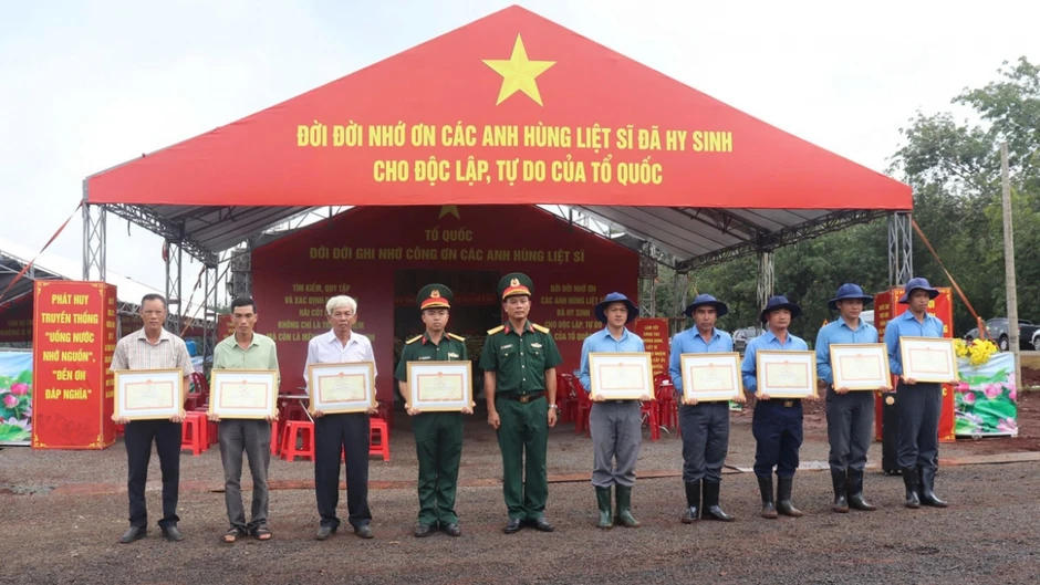 Quân khu 7 khen thưởng lực lượng tìm kiếm, quy tập 26 hài cốt liệt sĩ ở Đồng Nai Quân khu 7 khen thưởng lực lượng tìm kiếm, quy tập 26 hài cốt liệt sĩ ở Đồng Nai