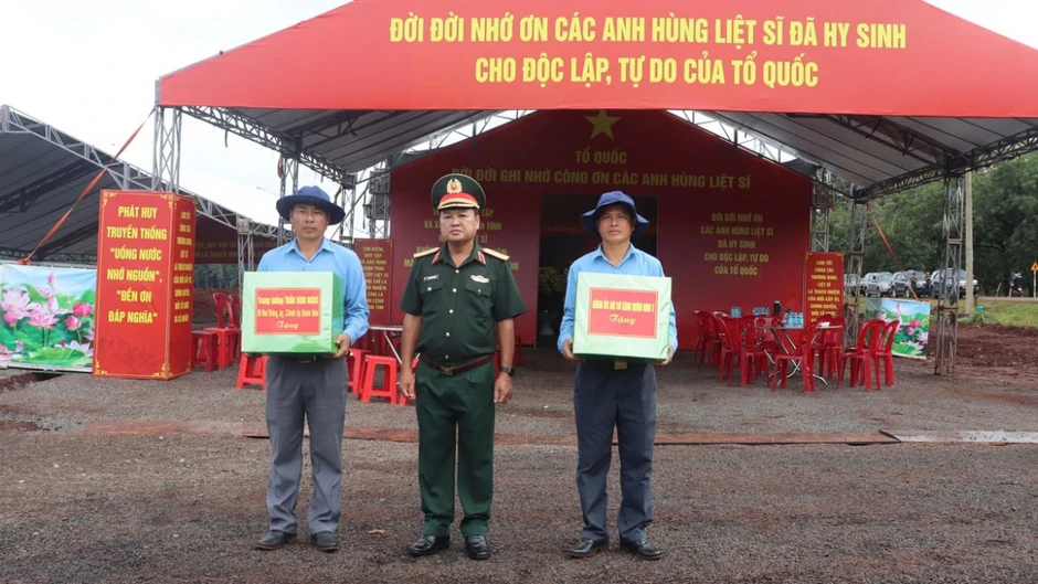 Quân khu 7 khen thưởng lực lượng tìm kiếm, quy tập 26 hài cốt liệt sĩ ở Đồng Nai Quân khu 7 khen thưởng lực lượng tìm kiếm, quy tập 26 hài cốt liệt sĩ ở Đồng Nai