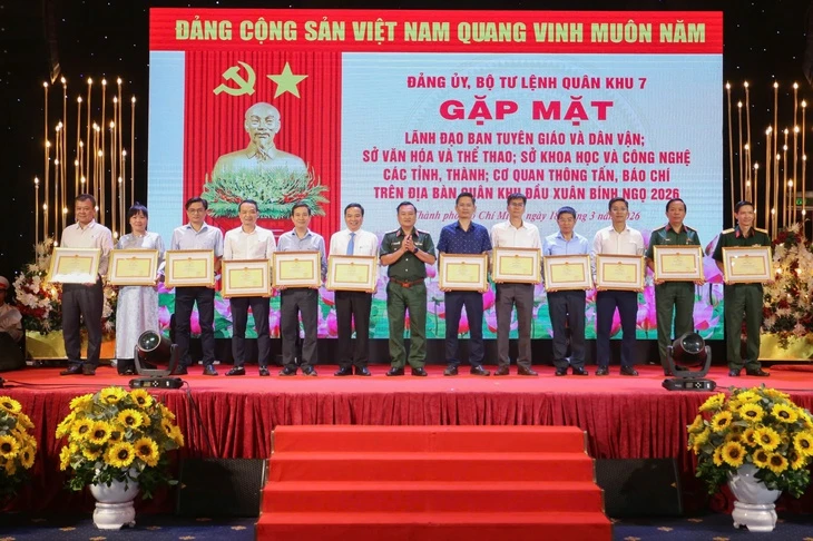 Quân khu 7 kỳ vọng báo chí tuyên truyền mạnh hơn về Chiến lược bảo vệ Tổ quốc trong tình hình mới Quân khu 7 kỳ vọng báo chí tuyên truyền mạnh hơn về Chiến lược bảo vệ Tổ quốc trong tình hình mới