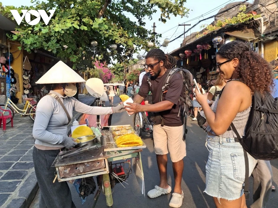 Quản lý vỉa hè ở Đà Nẵng: Giải pháp “mét vuông sinh lời”- “mét vuông sinh tồn” Quản lý vỉa hè ở Đà Nẵng: Giải pháp “mét vuông sinh lời”- “mét vuông sinh tồn”