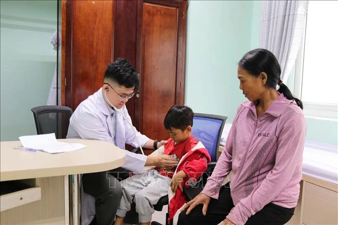 Quan tâm chăm sóc sức khỏe trẻ em và người dân vùng khó khăn Quan tâm chăm sóc sức khỏe trẻ em và người dân vùng khó khăn