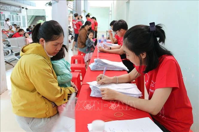 Quan tâm chăm sóc sức khỏe trẻ em và người dân vùng khó khăn Quan tâm chăm sóc sức khỏe trẻ em và người dân vùng khó khăn