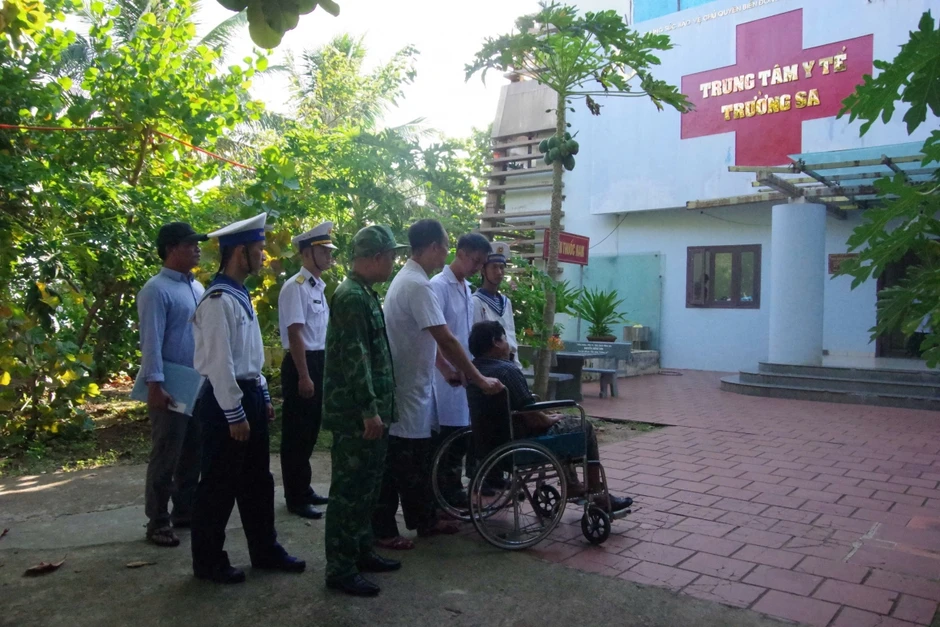 Quân y Trường Sa cấp cứu kịp thời ngư dân bị tắc mật Quân y Trường Sa cấp cứu kịp thời ngư dân bị tắc mật