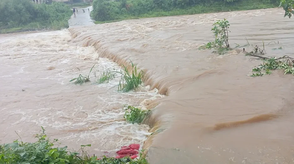 Quảng Ngãi: Cầu tràn Đăk Ák ngập sâu, chia cắt 2 thôn Quảng Ngãi: Cầu tràn Đăk Ák ngập sâu, chia cắt 2 thôn
