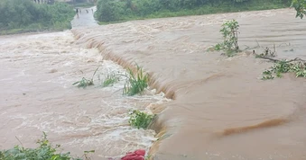 Quảng Ngãi: Cầu tràn Đăk Ák ngập sâu, chia cắt 2 thôn
