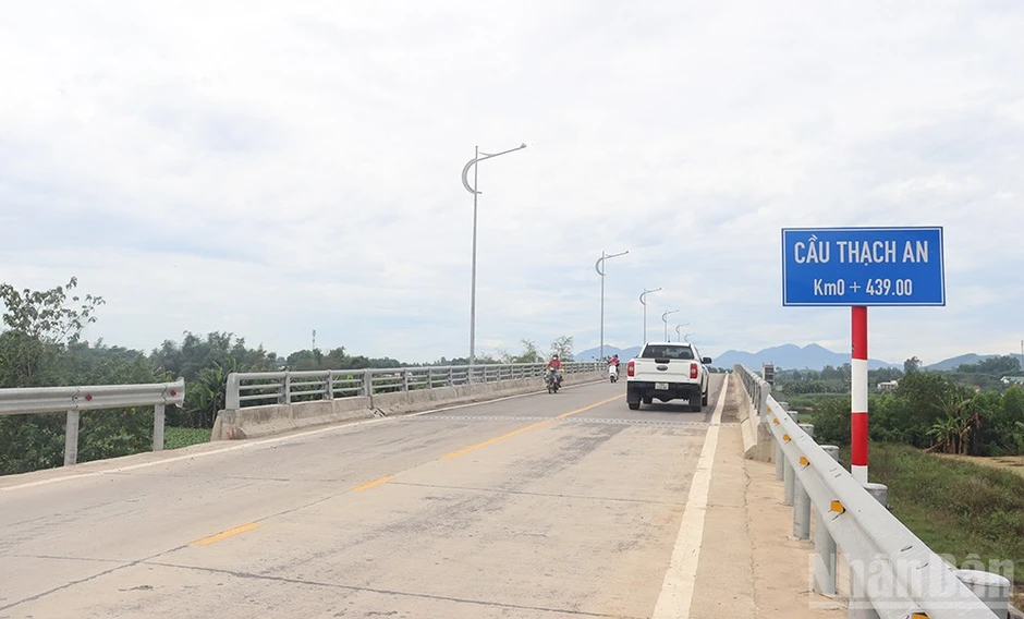 Quảng Ngãi đưa cầu Thạch An bắc qua sông Trà Bồng vào sử dụng
