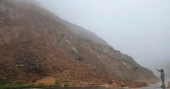 Quảng Ngãi: Đường tránh đèo Măng Rơi bị sạt lở nặng