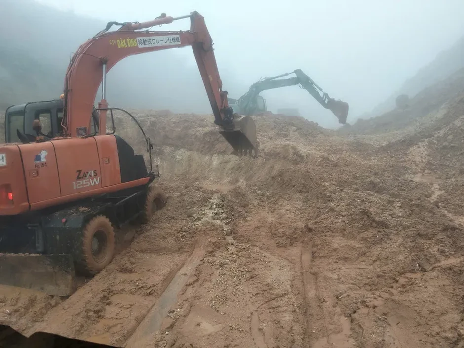 Quảng Ngãi: Liên tiếp sạt lở tuyến đường tránh đèo Măng Rơi Quảng Ngãi: Liên tiếp sạt lở tuyến đường tránh đèo Măng Rơi