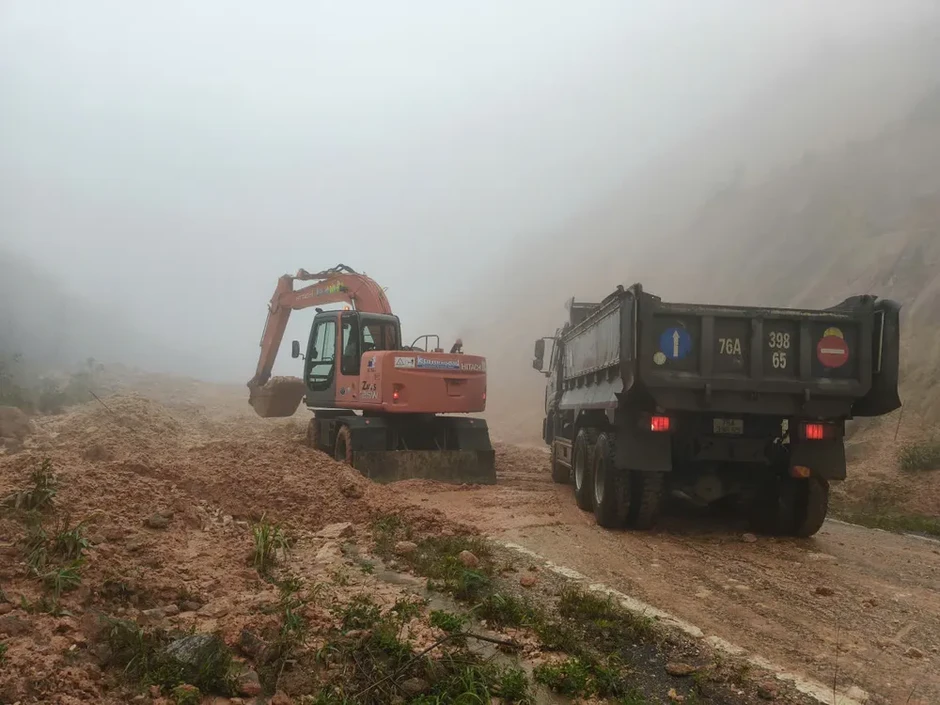 Quảng Ngãi: Liên tiếp sạt lở tuyến đường tránh đèo Măng Rơi Quảng Ngãi: Liên tiếp sạt lở tuyến đường tránh đèo Măng Rơi