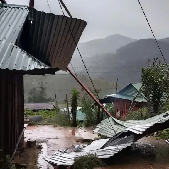 Quảng Ngãi: Mưa lớn, gió mạnh làm 10 nhà hư hỏng Quảng Ngãi: Mưa lớn, gió mạnh làm 10 nhà hư hỏng