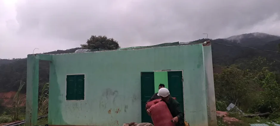 Quảng Ngãi: Mưa lớn, gió mạnh làm 10 nhà hư hỏng Quảng Ngãi: Mưa lớn, gió mạnh làm 10 nhà hư hỏng