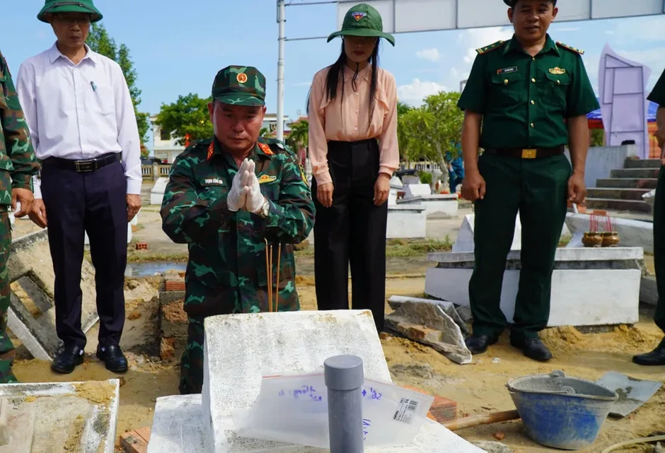 Quảng Ngãi: Phát hiện 2 bức ảnh trong phần mộ liệt sĩ chưa rõ danh tính Quảng Ngãi: Phát hiện 2 bức ảnh trong phần mộ liệt sĩ chưa rõ danh tính