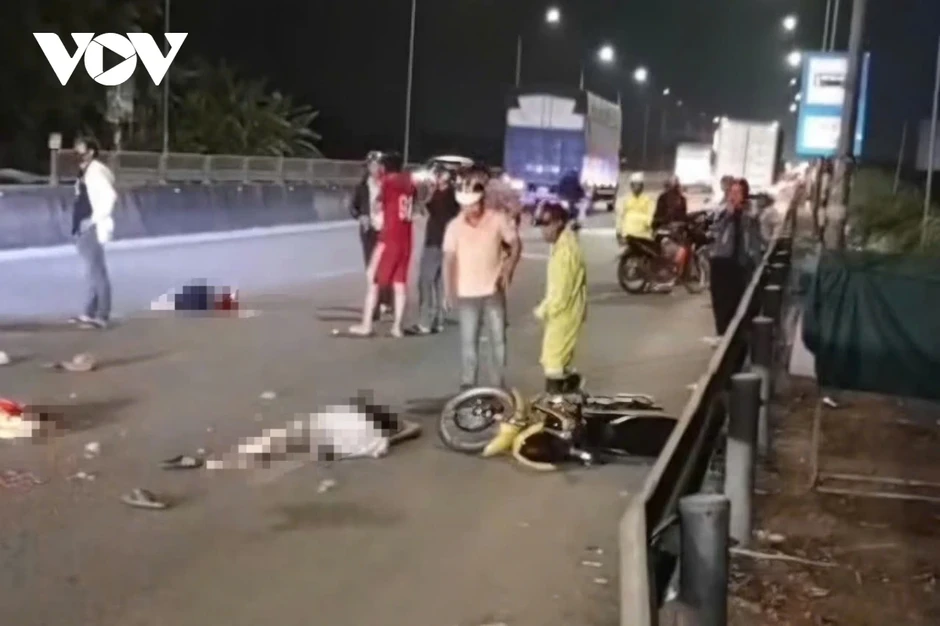 Quảng Ngãi: Tai nạn liên hoàn trên Quốc lộ 1A khiến 1 cháu bé tử vong Quảng Ngãi: Tai nạn liên hoàn trên Quốc lộ 1A khiến 1 cháu bé tử vong