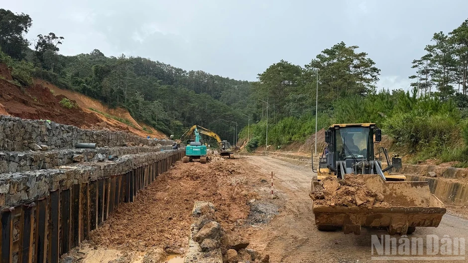 Quảng Ngãi: Tập trung khắc phục 2 điểm sạt lở trên Quốc lộ 24 Quảng Ngãi: Tập trung khắc phục 2 điểm sạt lở trên Quốc lộ 24