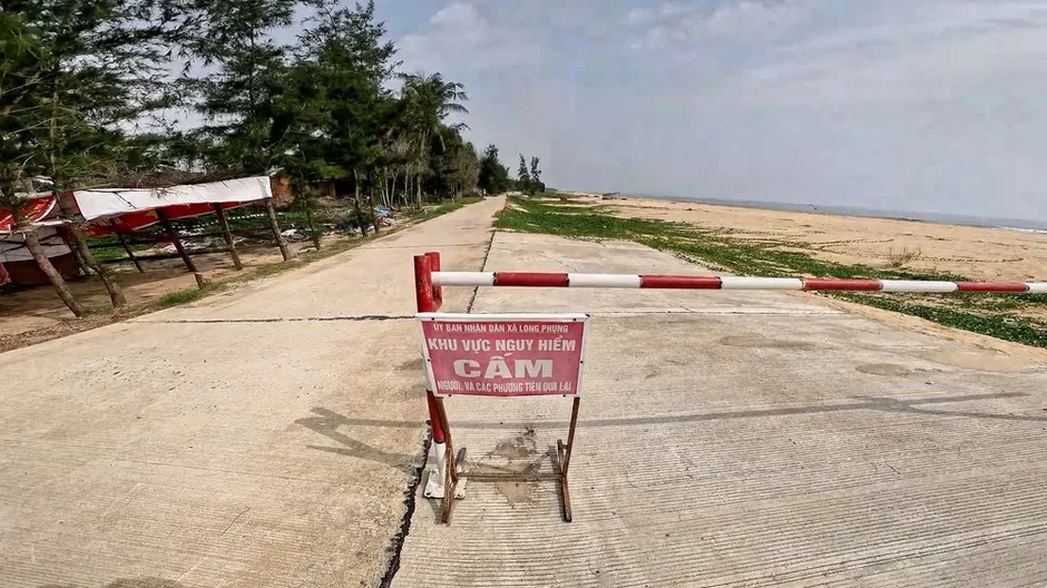 Quảng Ngãi: Triều cường gây sạt lở 170m bờ biển, ảnh hưởng hơn 400 hộ dân