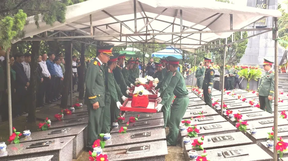 Quảng Ngãi: Truy điệu, an táng 10 hài cốt liệt sĩ Quảng Ngãi: Truy điệu, an táng 10 hài cốt liệt sĩ