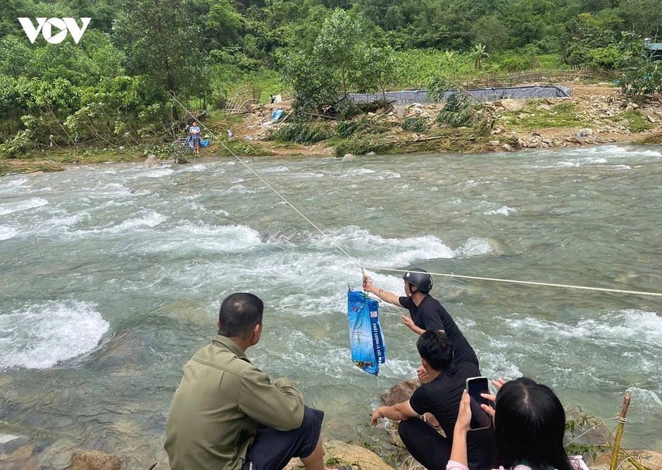 Quảng Ninh hỗ trợ người dân “giải cứu” hàng tấn cá tầm thiệt hại do mưa lũ Quảng Ninh hỗ trợ người dân “giải cứu” hàng tấn cá tầm thiệt hại do mưa lũ