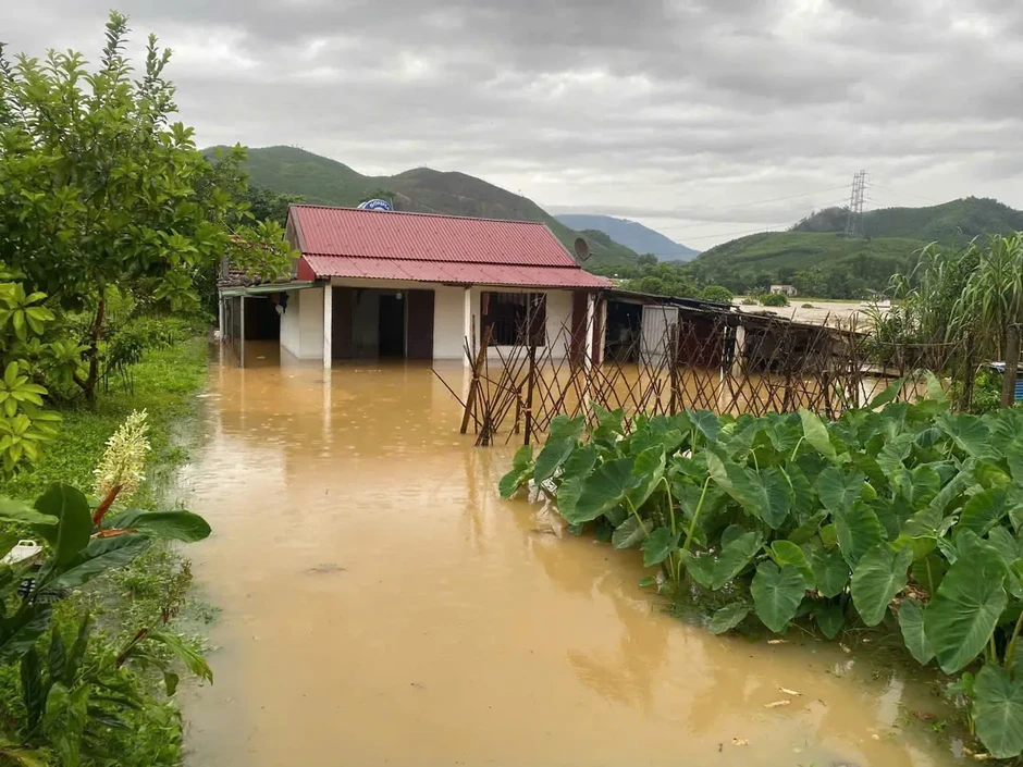 Quảng Ninh: Mưa lớn kéo dài gây ngập úng, nhiều ô tô mắc kẹt Quảng Ninh: Mưa lớn kéo dài gây ngập úng, nhiều ô tô mắc kẹt