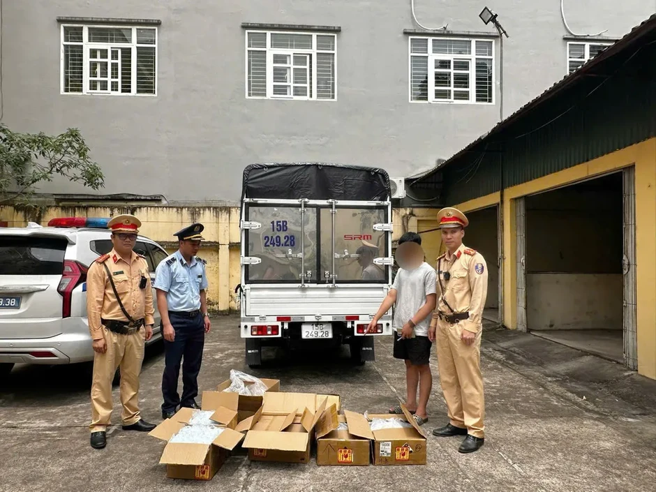 Quảng Ninh phát hiện xe tải chở 100 hộp mỹ phẩm nghi nhập lậu