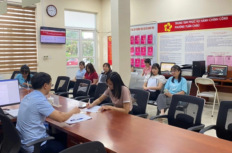 Quảng Ninh tạm đình chỉ 4 cán bộ phường do chậm xử lý hồ sơ hành chính Quảng Ninh tạm đình chỉ 4 cán bộ phường do chậm xử lý hồ sơ hành chính