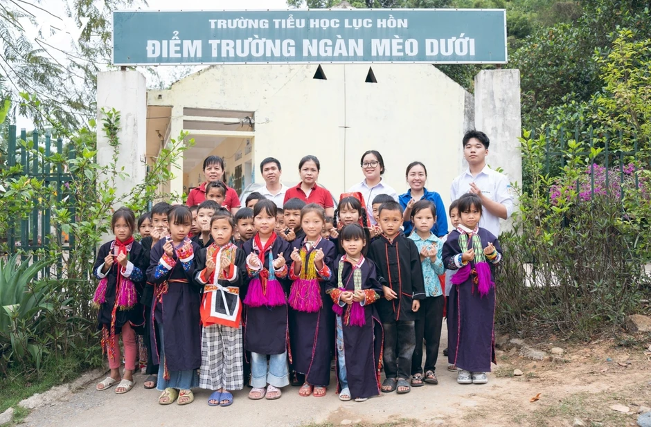 Quảng Ninh thí điểm đưa đón học sinh đến trường bằng xe buýt điện Quảng Ninh thí điểm đưa đón học sinh đến trường bằng xe buýt điện