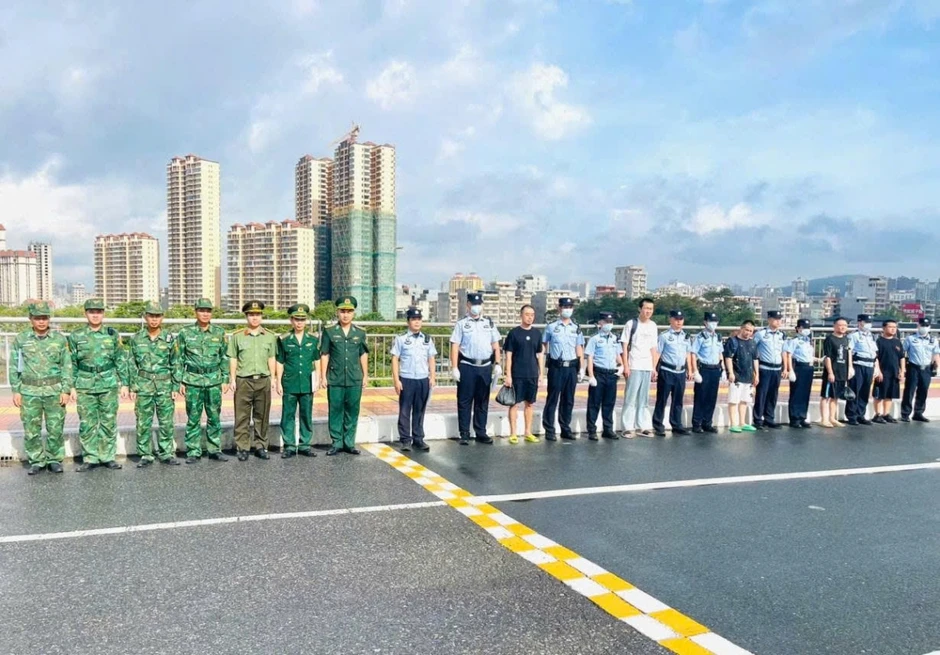 Quảng Ninh: Trao trả 5 người Trung Quốc nhập cảnh, cư trú bất hợp pháp Quảng Ninh: Trao trả 5 người Trung Quốc nhập cảnh, cư trú bất hợp pháp