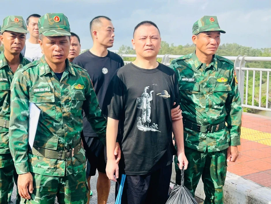 Quảng Ninh: Trao trả 5 người Trung Quốc nhập cảnh, cư trú bất hợp pháp Quảng Ninh: Trao trả 5 người Trung Quốc nhập cảnh, cư trú bất hợp pháp