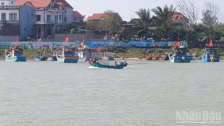 Quảng Trị: Cửa sông Dinh bị bồi lấp, ngư dân sốt ruột ngồi nhìn biển
