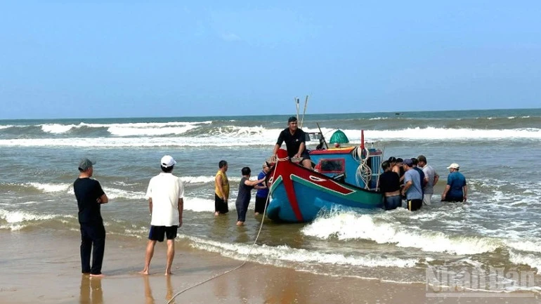 Quảng Trị: Cửa sông Dinh bị bồi lấp, ngư dân sốt ruột ngồi nhìn biển