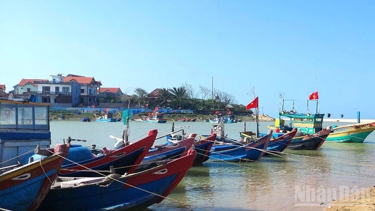 Quảng Trị: Cửa sông Dinh bị bồi lấp, ngư dân sốt ruột ngồi nhìn biển