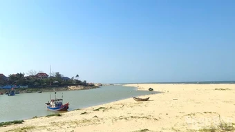 Quảng Trị: Cửa sông Dinh bị bồi lấp, ngư dân sốt ruột ngồi nhìn biển