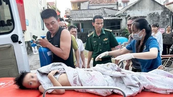 Quảng Trị: Cứu sống cháu nhỏ bị sóng biển cuốn ra xa 150m