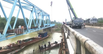 Quảng Trị: Di dời sà lan cuối cùng mắc kẹt tại cầu Mỹ Chánh