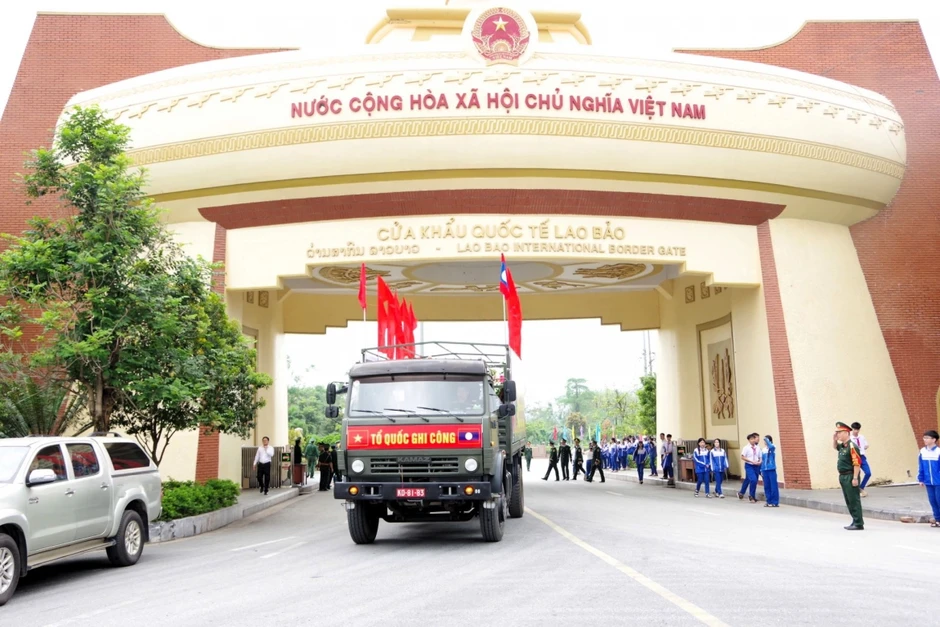 Quảng Trị đón nhận 28 hài cốt liệt sĩ quân tình nguyện hy sinh tại Lào Quảng Trị đón nhận 28 hài cốt liệt sĩ quân tình nguyện hy sinh tại Lào
