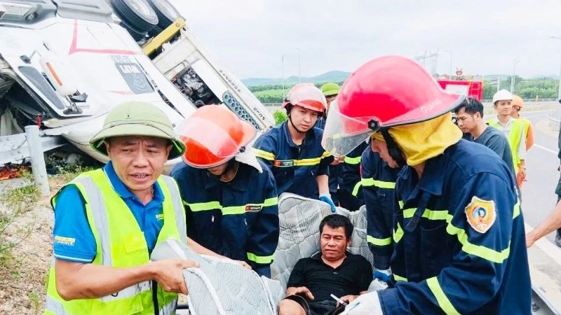 Quảng Trị: Giải cứu lái xe mắc kẹt dưới gầm sau tai nạn trên cao tốc Quảng Trị: Giải cứu lái xe mắc kẹt dưới gầm sau tai nạn trên cao tốc