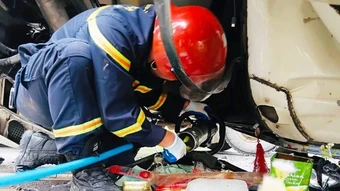 Quảng Trị: Giải cứu lái xe mắc kẹt dưới gầm sau tai nạn trên cao tốc