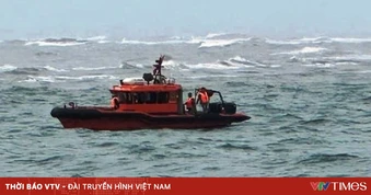 Quảng Trị: Sóng đánh chìm thuyền cá, một ngư dân mất tích