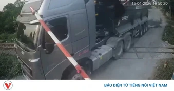 Quảng Trị xử lý tài xế ô tô đầu kéo liều lĩnh vượt rào chắn đường sắt khi đèn đỏ