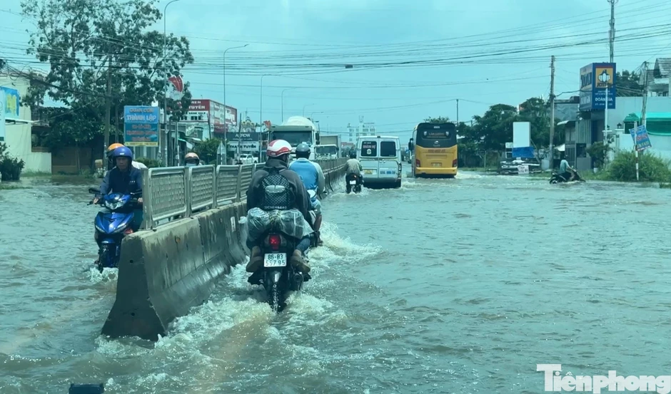 Quốc lộ 1 qua Lâm Đồng vẫn còn ngập sâu Quốc lộ 1 qua Lâm Đồng vẫn còn ngập sâu