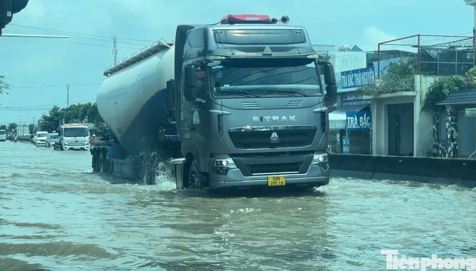 Quốc lộ 1 qua Lâm Đồng vẫn còn ngập sâu Quốc lộ 1 qua Lâm Đồng vẫn còn ngập sâu