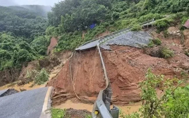 Quốc lộ 12 qua Lai Châu bị sạt lở nghiêm trọng sau mưa lớn Quốc lộ 12 qua Lai Châu bị sạt lở nghiêm trọng sau mưa lớn