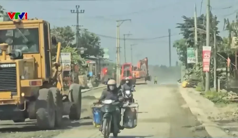 Quốc lộ 14E chậm tiến độ, người dân bị tiếng ồn, bụi và bùn bủa vây Quốc lộ 14E chậm tiến độ, người dân bị tiếng ồn, bụi và bùn bủa vây