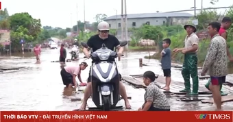 Quốc lộ 279 ngập gần 3 tuần, người dân phải đi bè qua đoạn đường huyết mạch